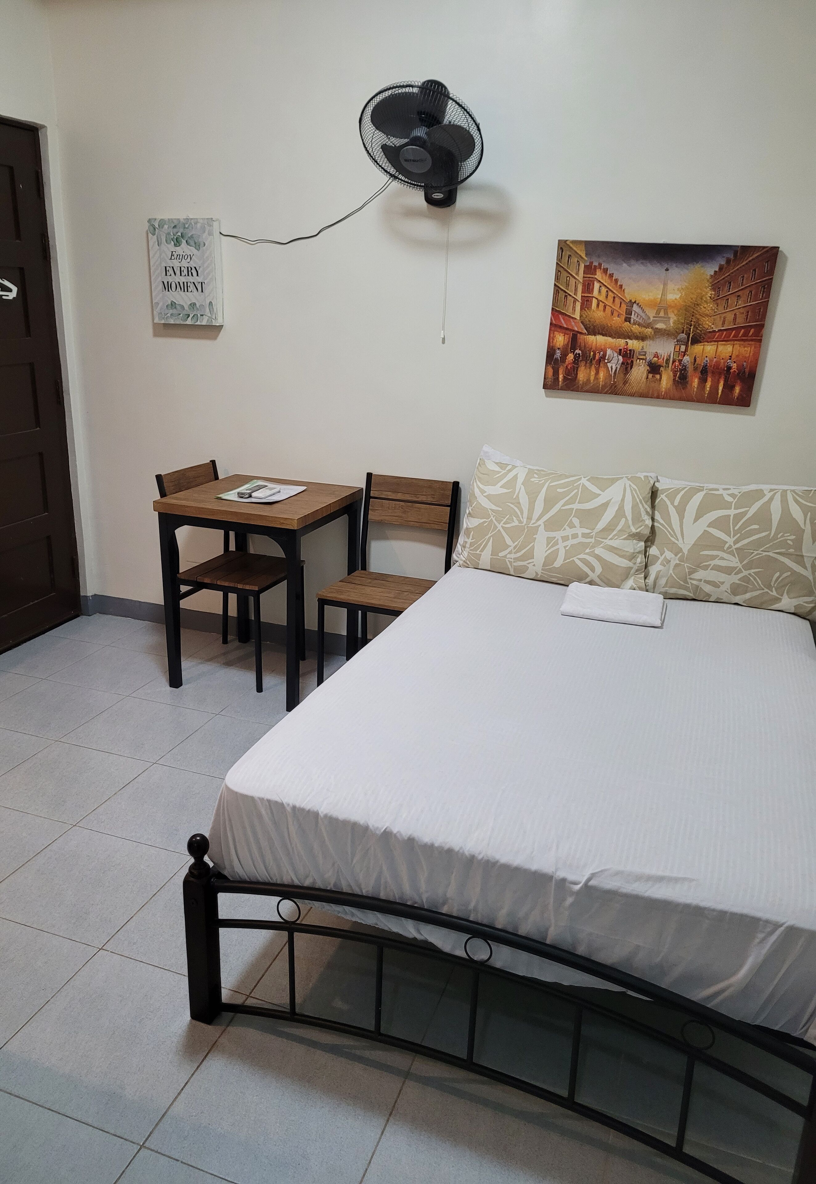 1 quarto, escrivaninha, Wi-Fi, roupa de cama