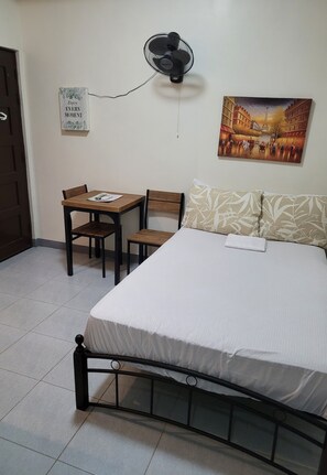 1 habitación, escritorio, wifi y ropa de cama