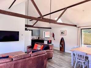 Smart TV, books - The Long Barn, Brick Kiln Barns, Dilham - Sleeps 6 in Luxury - Dog Friendly (Dilham)
