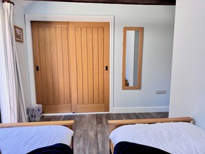 3 bedrooms, iron/ironing board, travel crib, WiFi - The Long Barn, Brick Kiln Barns, Dilham - Sleeps 6 in Luxury - Dog Friendly (Dilham)