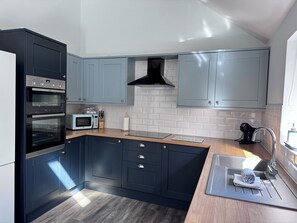 Fridge, microwave, oven, stovetop - The Long Barn, Brick Kiln Barns, Dilham - Sleeps 6 in Luxury - Dog Friendly (Dilham)