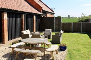 Outdoor dining - The Long Barn, Brick Kiln Barns, Dilham - Sleeps 6 in Luxury - Dog Friendly (Dilham)