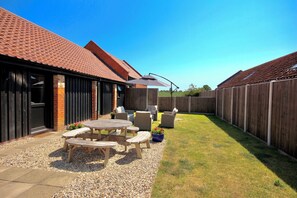 Outdoor dining - The Long Barn, Brick Kiln Barns, Dilham - Sleeps 6 in Luxury - Dog Friendly (Dilham)