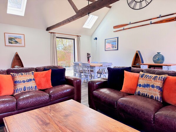 Smart TV, books - The Long Barn, Brick Kiln Barns, Dilham - Sleeps 6 in Luxury - Dog Friendly (Dilham)