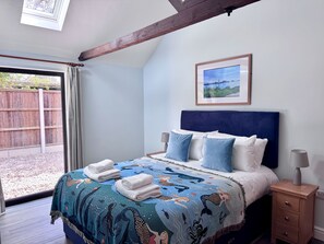 3 bedrooms, iron/ironing board, travel crib, WiFi - The Long Barn, Brick Kiln Barns, Dilham - Sleeps 6 in Luxury - Dog Friendly (Dilham)
