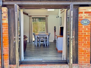 Outdoor dining - The Long Barn, Brick Kiln Barns, Dilham - Sleeps 6 in Luxury - Dog Friendly (Dilham)