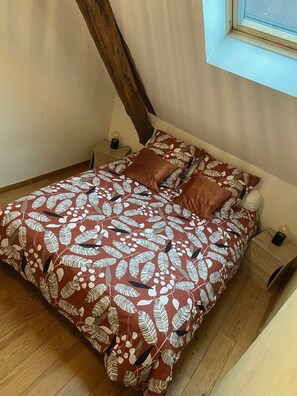 1 slaapkamer, een strijkplank/strijkijzer, reisbedje, gratis wifi