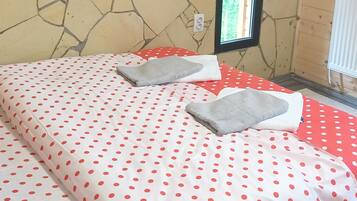 4 bedrooms, premium bedding, memory-foam beds, free WiFi