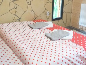 4 عدّة غرف نوم وأغطية فراش متميزة وأسرّة بإسفنج يتكيف مع شكل الجسم