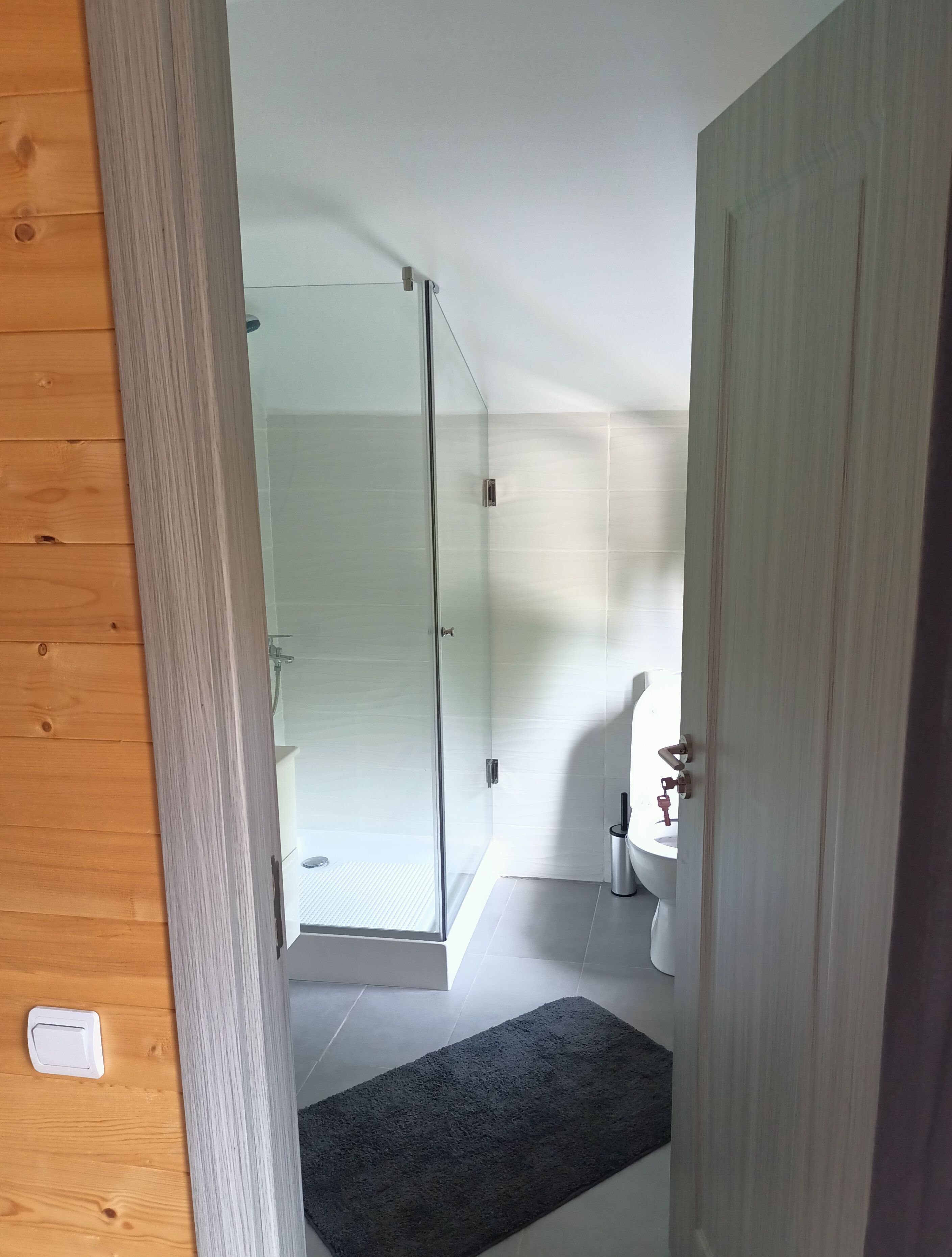 Handuk, sabun, sampo, dan tisu toilet