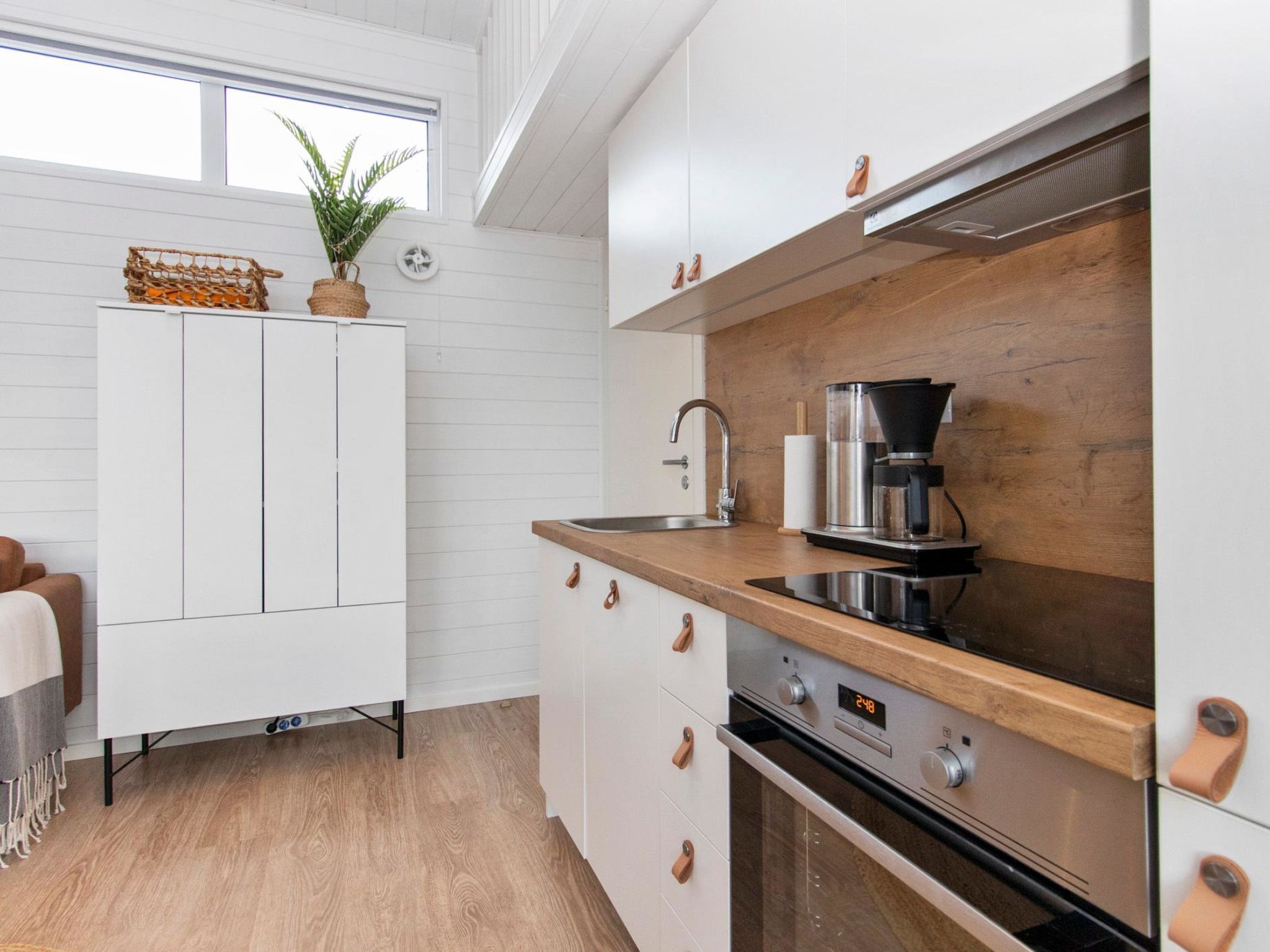 Kühlschrank, Mikrowelle, Geschirrspüler, Kochgeschirr/Geschirr/Besteck