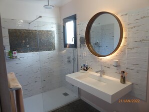 Shower, hair dryer, towels, soap - Beautiful villa with swimming pool close to the sea in a quiet location (Six-Fours-les-Plages)