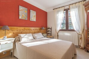 5 bedrooms, desk, iron/ironing board, travel cot - CAUTERETS - Chalet **** L'Escapade, fine amenities, sleeps 2 to 15 (Cauterets)