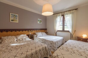 5 makuuhuonetta, työpöytä, silitysrauta/-lauta, vauvan matkasänky