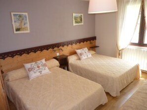 5 Schlafzimmer, Schreibtisch, Bügeleisen/Bügelbrett, Reisekinderbett