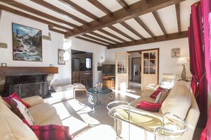 TV, fireplace - CAUTERETS - Chalet **** L'Escapade, fine amenities, sleeps 2 to 15 (Cauterets)