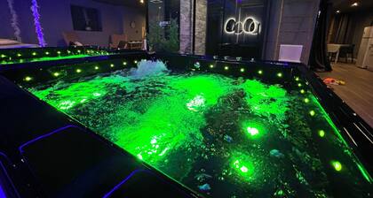 Aux 67 nuances spa romantique avec baignoire Ă jets et leds