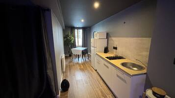 Réfrigérateur, micro-ondes, plaque de cuisson, cafetiÚre/bouilloire