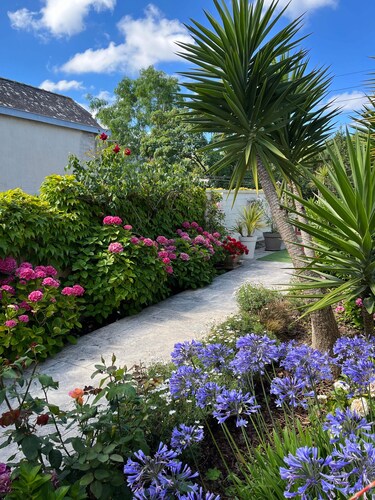 VILLA SUR LE PORT À 5 MN DE LA PLAGE AVEC JARDIN FLEURI