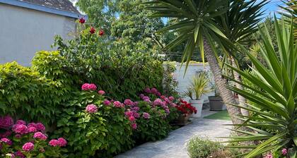VILLA SUR LE PORT Ă 5 MN DE LA PLAGE AVEC JARDIN FLEURI