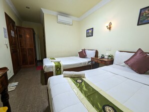 ベーシック ツインルーム シングルベッド 2 台 (with Fan) | WiFi (無料)、ベッドシーツ