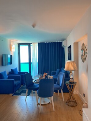 Exclusive Tree House, 2 Bedrooms, Sea View | Living area | 60-cm Smart TV with satellite channels, TV, Netflix - Seaside VIP40  (Batumi)