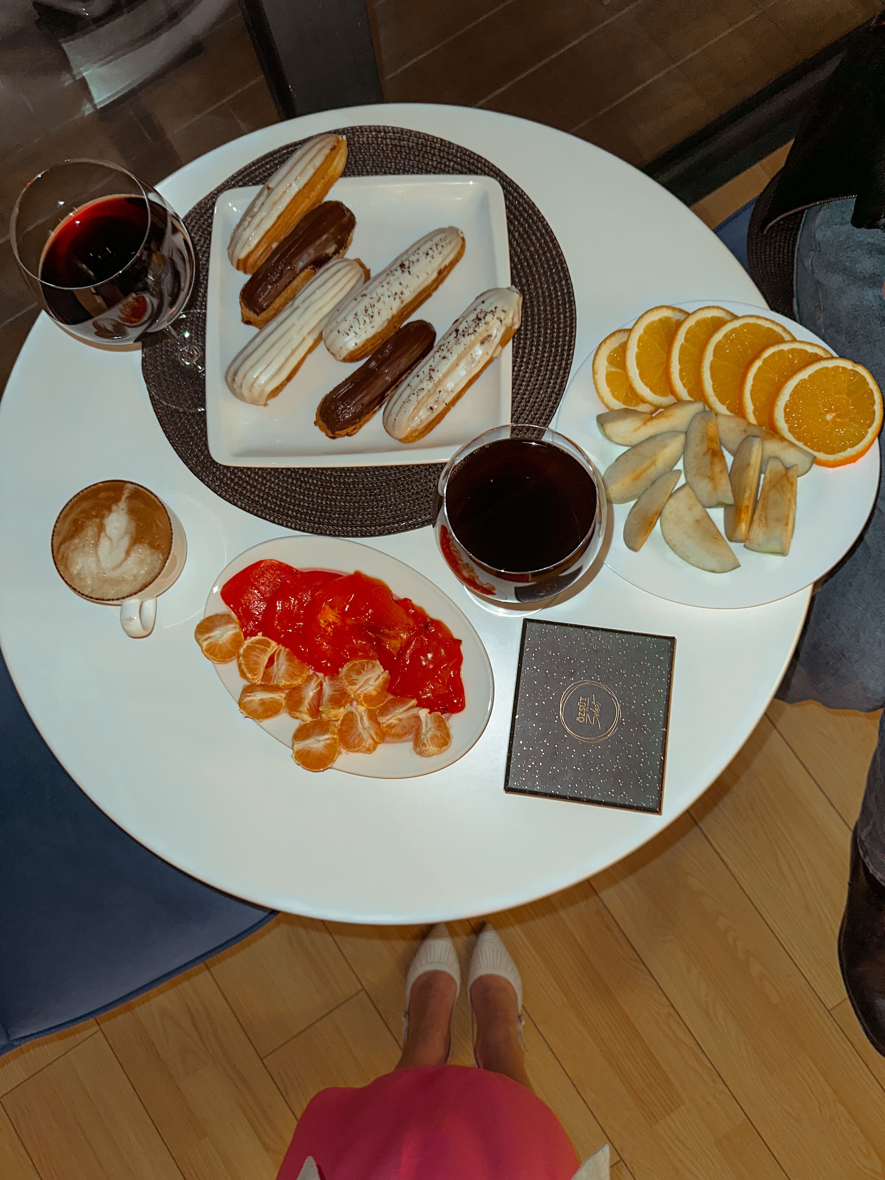 Une table où sont présentés divers aliments, notamment des pâtisseries, des fruits et des boissons.