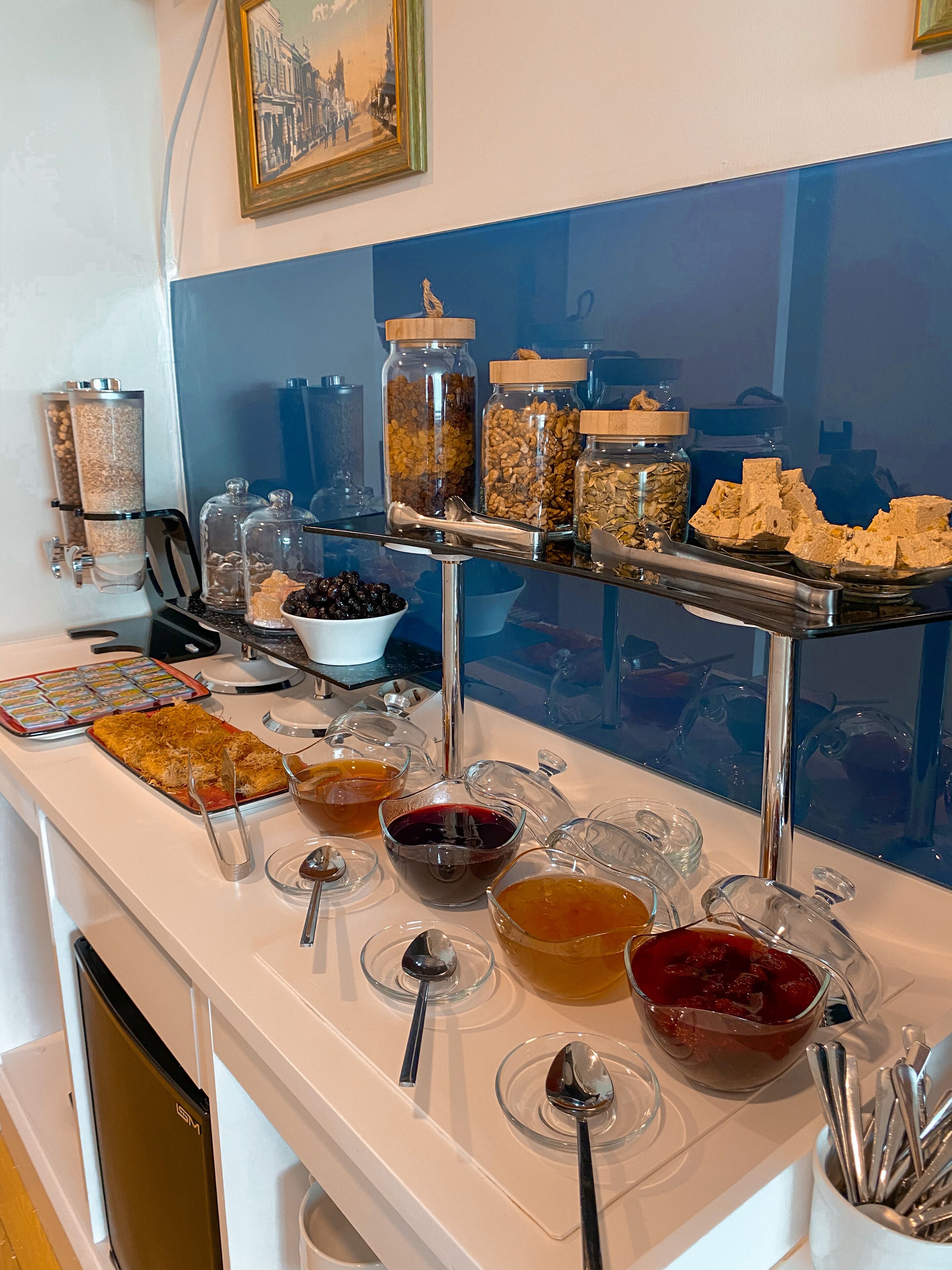 Montaje de bufé con diversos alimentos y salsas.