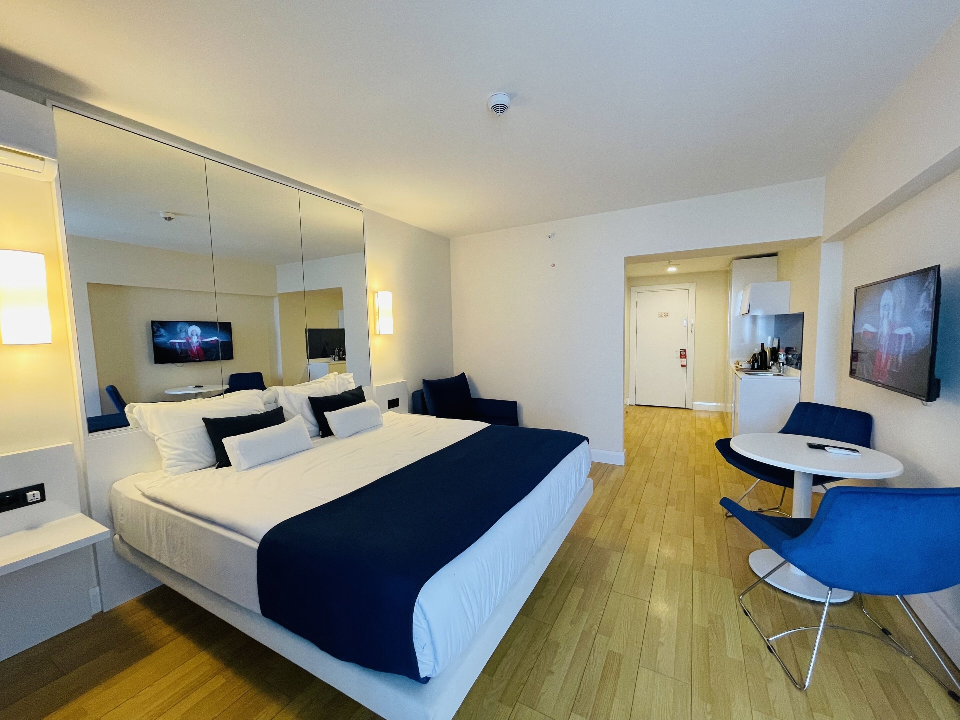 Comfort studio | Luxe beddengoed, donsdekens, pillowtop-bedden, een minibar