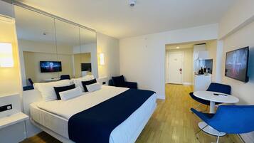 Comfort Studio | Premium bedding, down comforters, pillowtop beds, minibar