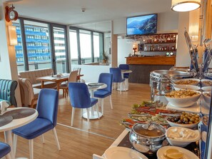 Café da manhã com buffet todos os dias (USD 30 por pessoa)
