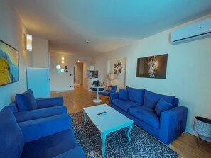 Casa na árvore exclusiva, 2 quartos, vista para o mar | Área de estar | Smart TV 60 cm com canais via satélite, TV, Netflix