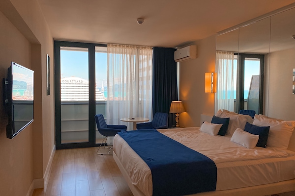 Ylelliset vuodevaatteet, untuvapeitot, pillowtop-patjalliset sängyt