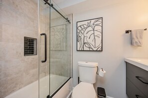 Sèche-cheveux, serviettes fournies, papier toilette