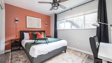 1 Schlafzimmer, Schreibtisch, Bügeleisen/Bügelbrett, Reisekinderbett