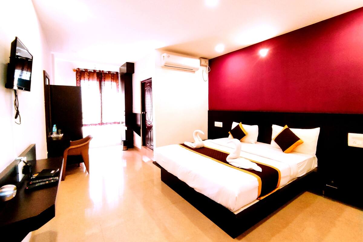 ห้องดีลักซ์ | โต๊ะทำงาน, พื้นที่ทำงานแบบใช้แล็ปท็อป, ผ้าม่านกันแสง, ห้องเก็บเสียง
