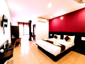 Chambre Deluxe | Bureau, espace de travail pour ordinateur portable, rideaux occultants