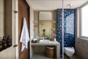 Een douche, een haardroger, handdoeken, zeep