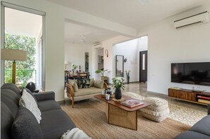 TV - Super Luxury villa with private garden and private pool- 10 minutes from beaches (Anjuna)