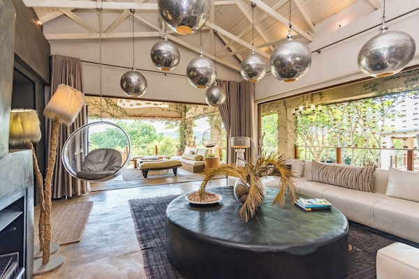 Smart-TV, Kamin, DVD-Player, BĂŒcher