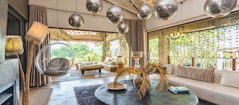 Luxurious Hideaway Villa (4 Bedroom | Fast Wifi | Secure Suburb)