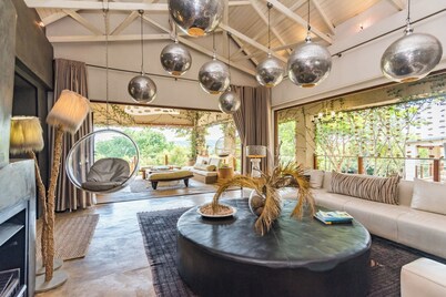Luxurious Hideaway Villa (4 Bedroom | Fast Wifi | Secure Suburb)