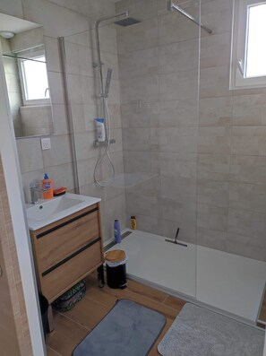 Dusche, Haartrockner, Handtücher, Seife