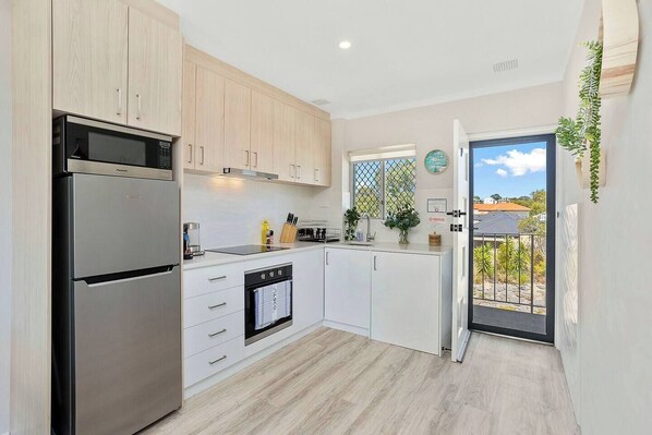 Jääkaappi, mikroaaltouuni, uuni, liesi