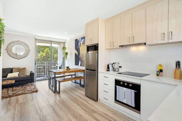 ثلاجة، ميكروويف، فرن، موقد طهي مسطح