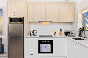 ثلاجة، ميكروويف، فرن، موقد طهي مسطح