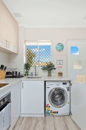 Kjøleskap, mikrobølgeovn, ovn og kokeplater