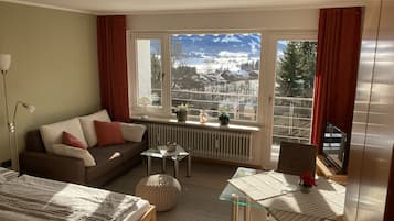 Fernseher, Tischtennisplatte, Musikbibliothek