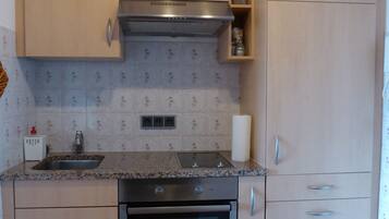 Kühlschrank, Ofen, Herdplatte, Wasserkocher mit Kaffee-/Teezubehör