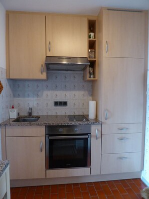 Fridge, oven, stovetop, coffee/tea maker